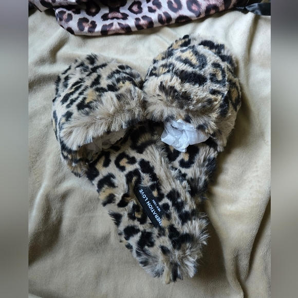 Generation Love Leopard Slippers MEDIUM Slides Open Toe Faux Fur Comfort $85 NEW - Picture 6 of 8